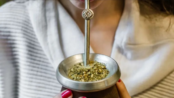 por que recomiendan ponerle coco rallado al mate y sus 8 beneficios