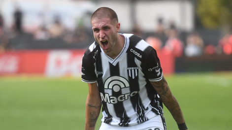 Agustín Módica festeja el golazo del empate, duelo en el que el Lobo le dio vuelta el partido a Vélez y se impuso 3 a 2.