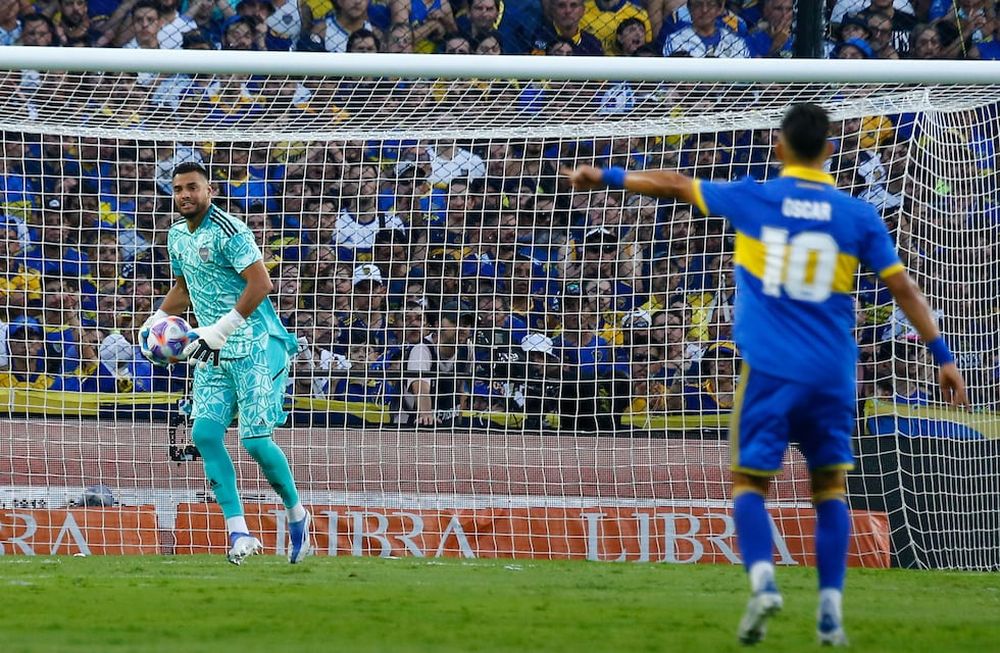 Sergio Romero, arquero de Boca, y una atajada clave ante Central Córdoba. (Fotobaires).