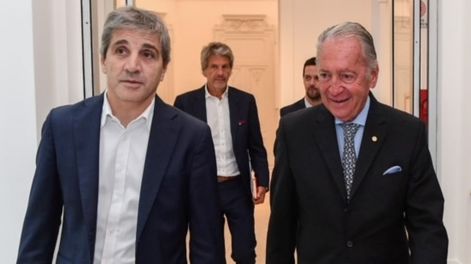 El ministro de Economía, Luis Caputo, y Daniel Funes de Rioja, titular de la UIA. Gentileza: Clarín.