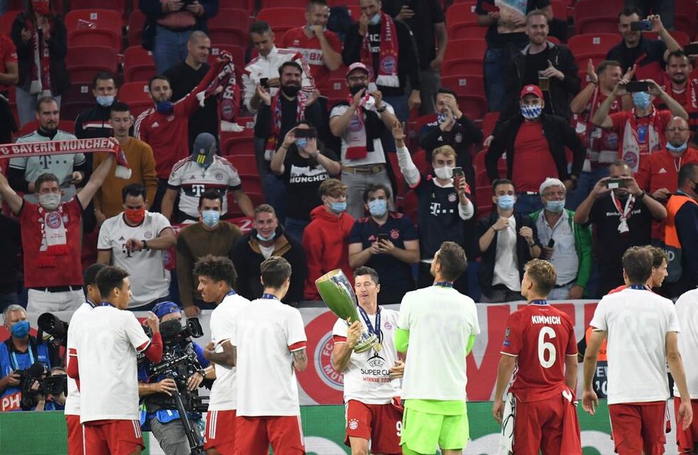 La UEFA aprueba la presencia de público en los estadios, tras la prueba piloto ayer en Budapest, en la final de la Supercopa de Europa entre el Bayern y Sevilla./AP