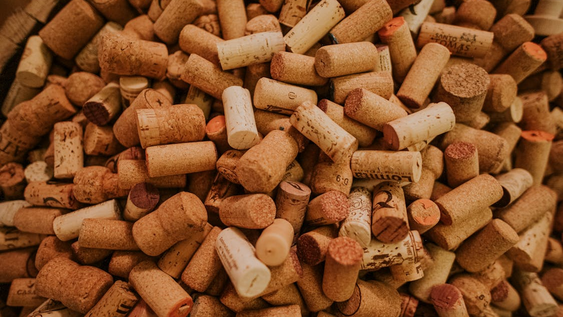 no los tires mas: esta es la mejor forma de reutilizar los corchos de vino