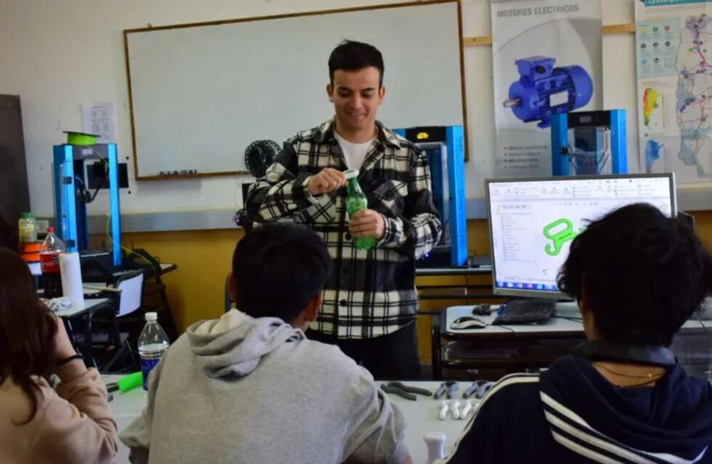 Bruno Guillén (38) es técnico electromecánico, perito constructor y docente en el Centro de Educación Técnica (CET) N° 2 Jorge Newbery. Gentileza / rionegro.com.ar