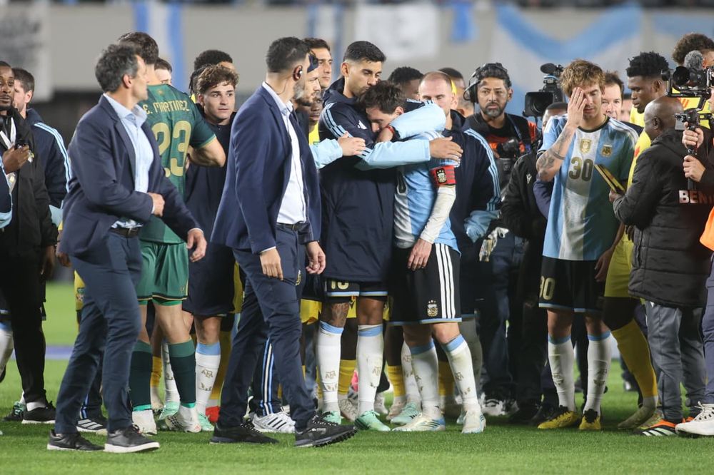 En una despedida cargada de emoci&oacute;n, Messi defendi&oacute; a sus compa&ntilde;eros y dej&oacute; un mensaje sobre la importancia de mantenerse unidos frente a las dificultades.