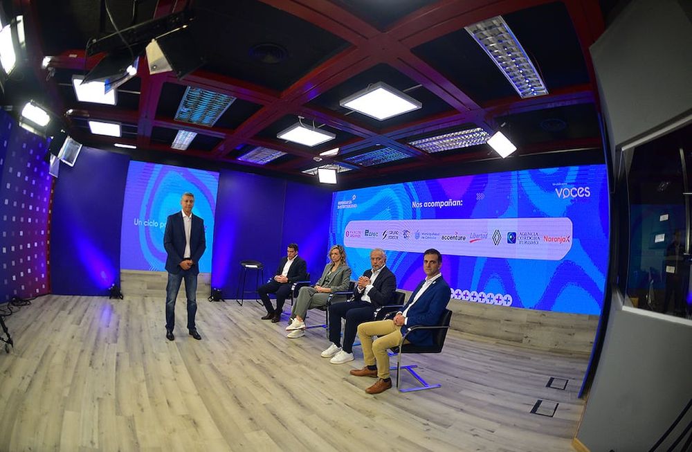 EL PANEL. De izquierda a derecha, participaron Gonzalo Parga (Grupo Edisur), Belén Arce (Accenture), Diego Sabat (Grupo Libertad) y Lucas Gumierato (Epec), con la moderación del periodista Daniel Alonso. (José Gabriel Hernández / La Voz)
