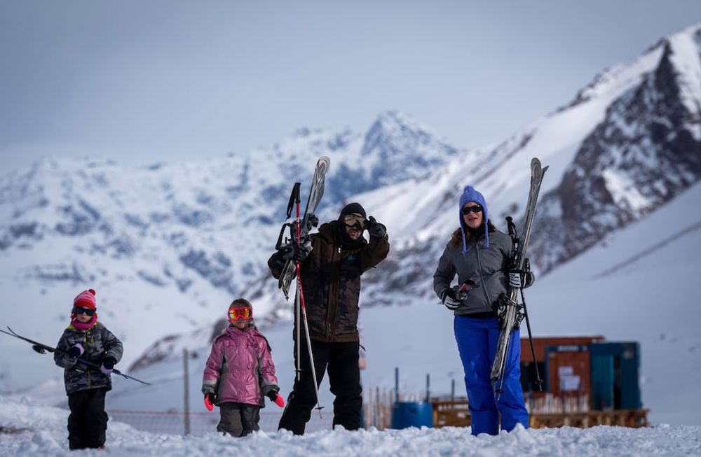 Los números de las vacaciones de invierno 2024, elaborados por CAME, reflejan un mes con bajo consumo en actividades y un público fiel a la nieve que redujo sus estadías pero no dejó de visitar los centros de esquí. Foto: Archivo / Los Andes
