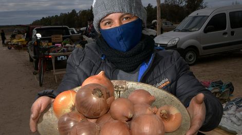 Los Andes | Ana Albornoz muestra parte de los productos que cultiva y cosecha, y expone dentro de la feria al aire libre de Ugarteche, en Luján de Cuyo. Foto: Orlando Pelichotti / Los Andes