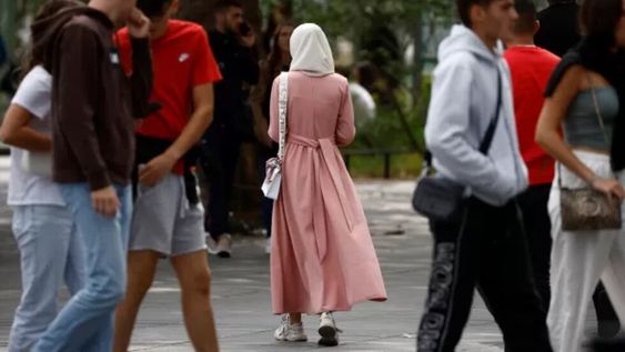 La abaya es una prenda larga que utilizan las mujeres musulmanas para cubrir su cuerpo. Desde el lunes están prohibidas en las escuelas de Francia.