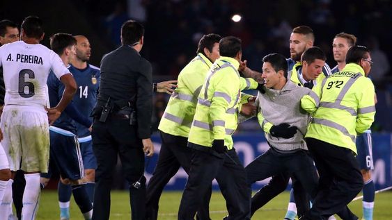 Un chico ingresó a la cancha para saludar a Leo Messi