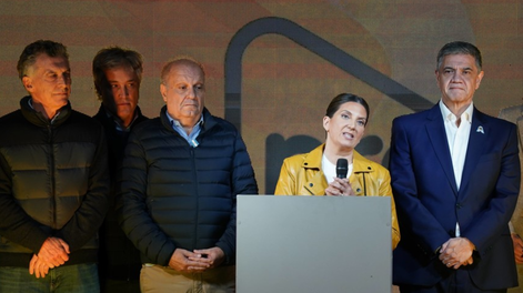 Silvia Lospennato reconoció la derrota del Pro en compañía de Mauricio y Jorge Macri.