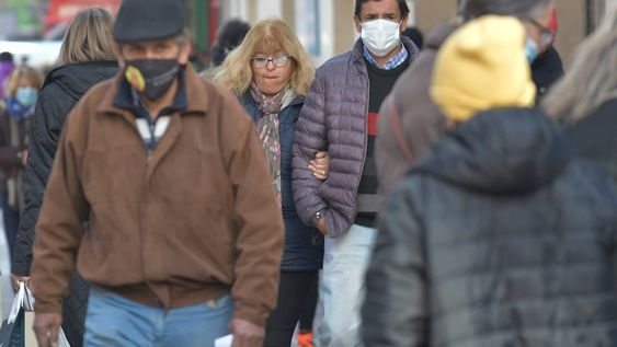 Quienes deban salir por la mañana bien temprano deberán apelar a abrigo extra ya que es el horario en que suele registrarse la temperatura mínima. Foto: Orlando Pelichotti / Los Andes