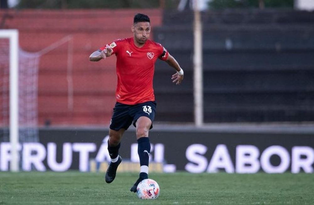 El defensor de Independiente agredió al árbitro en la derrota de su equipo por 4-1 ante Banfield en el Florencio Sola. / Gentileza.
