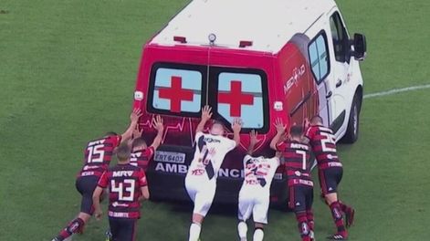 Tragicómico: jugadores brasileños debieron empujar una ambulancia que no podía arrancar