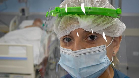 Nueva Unidad de Terapia Intensiva en el Hospital Central. Pacientes con Covid-19 positivo están internados en esa UTI. Orlando Pelichotti / Los Andesdoctor, medico, médica. enfermera, militar, salud, vacunacion, positivo, jubilado, anciano, pacientespandemia, covid, covid 19, salud, coronavirusFoto: Orlando Pelichotti / Los Andes