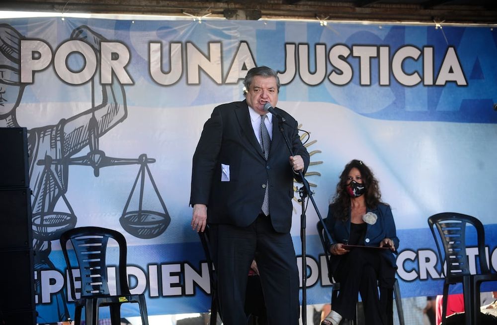 El juez Juan Ramos Padilla fue uno de los que convocó la marcha contra la Corte Suprema de Justicia frente al Palacio de Justicia. Foto: Clarín