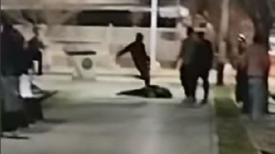 Momento en el que la víctima recibe una patada casi letal en Tunuyán.