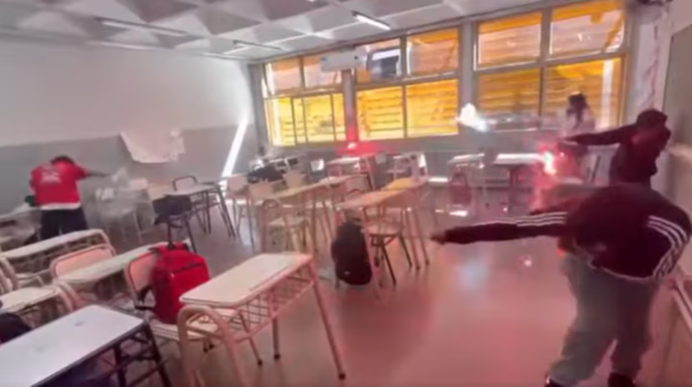 Preocupación en una escuela de Catamarca por el uso de bengalas dentro del aula.