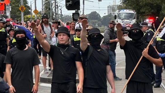 Un grupo de encapuchados y portadores de símbolos nazis interrumpen una marcha por los derechos LGBT en Melbourne, Australia, durante el mes de marzo.