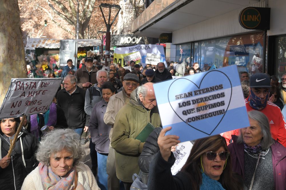 Marcha de jubilados por las calles del centro de Mendoza. Cientos de personas se manifestaron en contra del veto del presidente de Milei a las leyes que aumentan el salario de los jubilados y declaran la emergencia en discapacidad. 