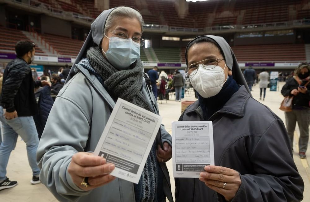 El carnet de vacunación es ahora el centro del debate por si será obligatorio presentarlo para algunas actividades. Foto: Ignacio Blanco / Los Andes