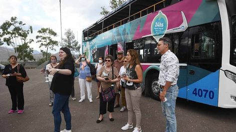 Los Andes | Recorrer la Capital en el bus turístico es una opción “gasolera” para los visitantes y para los propios mendocinos. Foto: José Gutiérrez / Los Andes