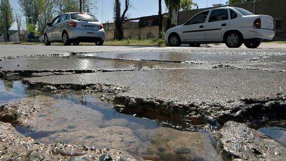 Roturas de cañerías de agua en las calles del Gran Mendoza, una realidad que se repite en varios puntos de la provincia. En la foto Calle Chuquisaca, Godoy CruzFoto: Orlando Pelichotti / Los Andes