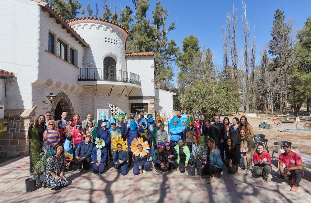 En la semana de la forestación, Irrigación plantó más de 40 árboles en el dique Cipolletti