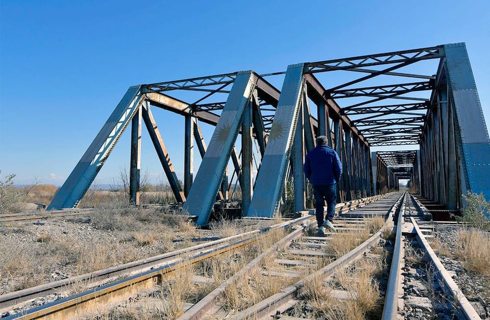 Palmira comparte la actividad agroindustrial con la ferroviaria. Pero en sus calles, los murales, grafitis y esculturas hacen referencia al tren. Foto: Orlando Pelichotti / Los Andes