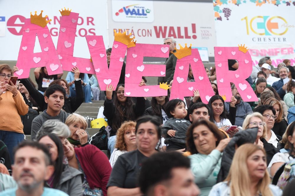 Desde temprano las gradas del teatro griego Frank Romero Day se empezaron a llenar de color y fervor con las hinchadas de cada reina departamental.