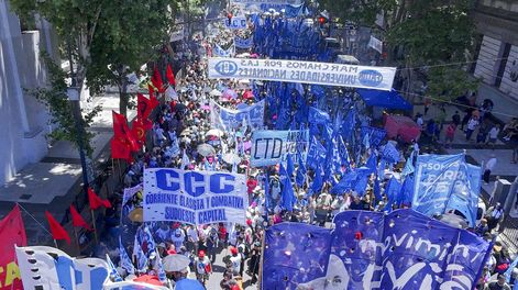 Diversas agrupaciones sindicales y sociales desarrollan una movilización multitudinaria en Plaza de Mayo en rechazo a la reforma laboral impulsado por el gobierno nacional.
