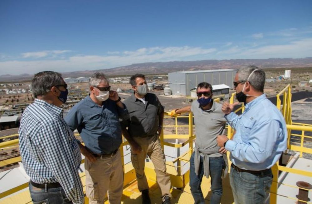 Vaquié, Isgró y Nieri visitaron el predio ubicado en el extremo sur de Mendoza. En febrero se concretó el traspaso a la Provincia del yacimiento, que posee 80.000 hectáreas de infraestructura y una mina capaz de abastecer el mercado interno y exportar.