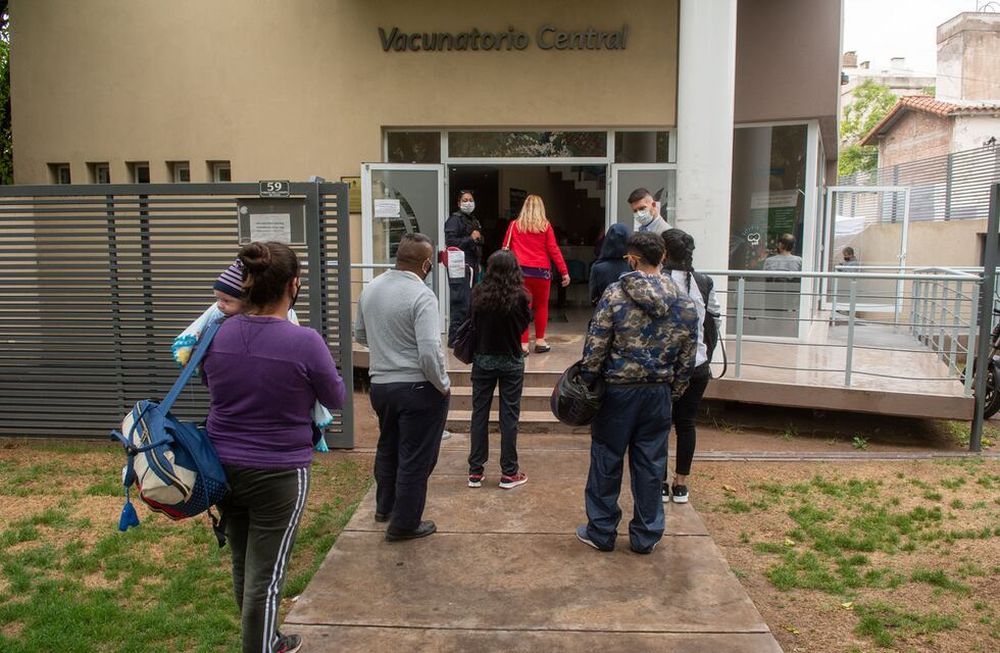 En Mendoza pueden colocarse dosis de refuerzo contra el Covid-19 los mayores de 18 años sin turno y una vez cumplidos los cinco meses desde la última dosis. Foto: Ignacio Blanco