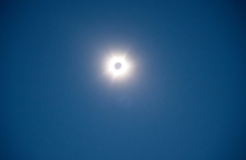 El Sol y la Luna son fotografiados cerca de Exmouth, Australia, durante un eclipse solar el jueves 20 de abril de 2023. Bajo un cielo despejado, unos 20.000 cazadores de eclipses asistieron a un inusual eclipse solar que sumió parte de la costa noroeste de Australia en una breve oscuridad en pleno día y hizo bajar las temperaturas. (Aaron Bunch/AAP Image via AP)