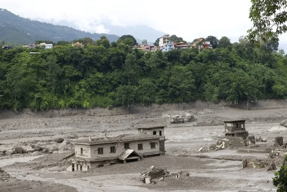 Nepal busca a decenas de desaparecidos tras una violenta riada llegada del Tíbet.