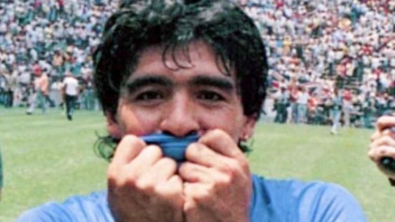 La casaca de D10s, con guión del experto Marcos Osorio es una comedia en la que tres amigos planean robar la camiseta que el astro del fútbol usó en el partido contra los ingleses.