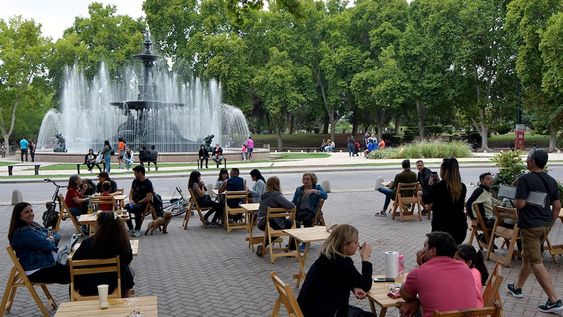 En las últimas semanas, mendocinos y turistas disfrutamos de cálidas jornadas, más similares al verano que al otoño. | Foto: Orlando Pelichotti / Los Andes