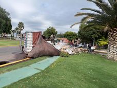 Vuelco de un acoplado con vinos en la rotonda de ingreso a la ciudad de Junín.