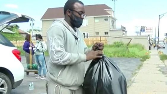 Antonio Gwynn limpió las calles de la ciudad de Búfalo, luego de los destrozos que habían quedado tras las manifestaciones por la muerte de George Floyd.