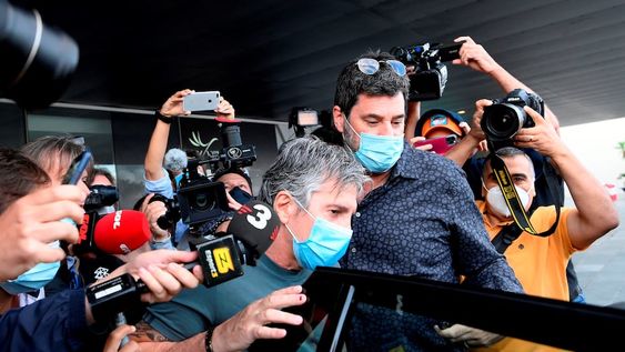 Jorge Messi, padre y representante de Leonel, saliendo de la reunión con el presidente del Barcelona. / AFP Jorge Messi, padre y representante de Leonel, saliendo de la reunión con el presidente del Barcelona. / AFP