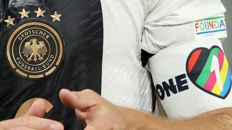 El brazalete que la Fifa no le permitió usa a Alemania