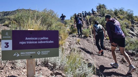 Caminando por el piedemonte en Godoy Cruz