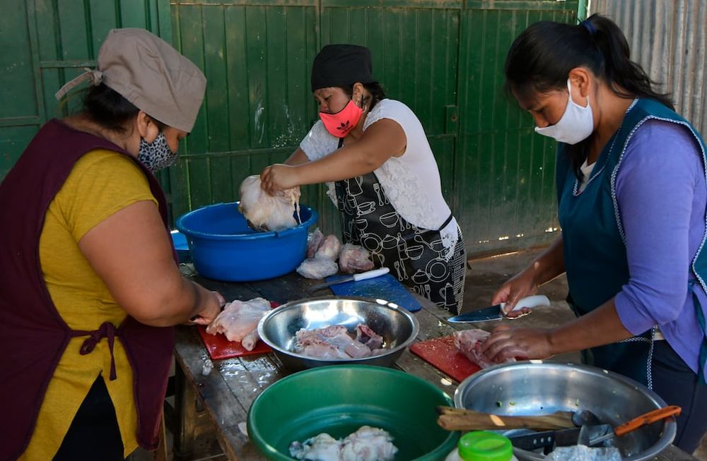 Comedor de Juana Mamami en el Barrio Flores Oeste, de Ciudad. Junto a otras vecinas, diariamente preparan comida para 100 personas. Foto: Orlando Pelichotti / Los Andes