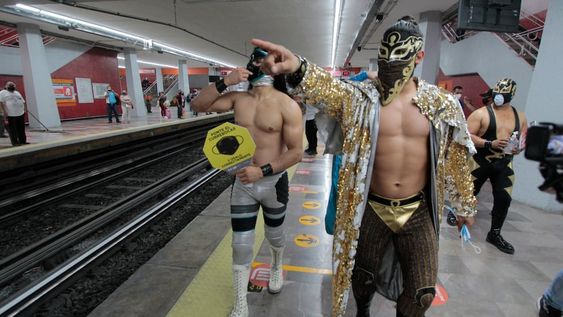 Para frenar el alto número de contagios por coronavirus en la capital mexicana, recorren varias estaciones de Subte repartiendo y fomentando su uso correcto entre los pasajeros. / Foto: Gentileza de INJUVE CIUDAD DE MÉXICO (Twitter)