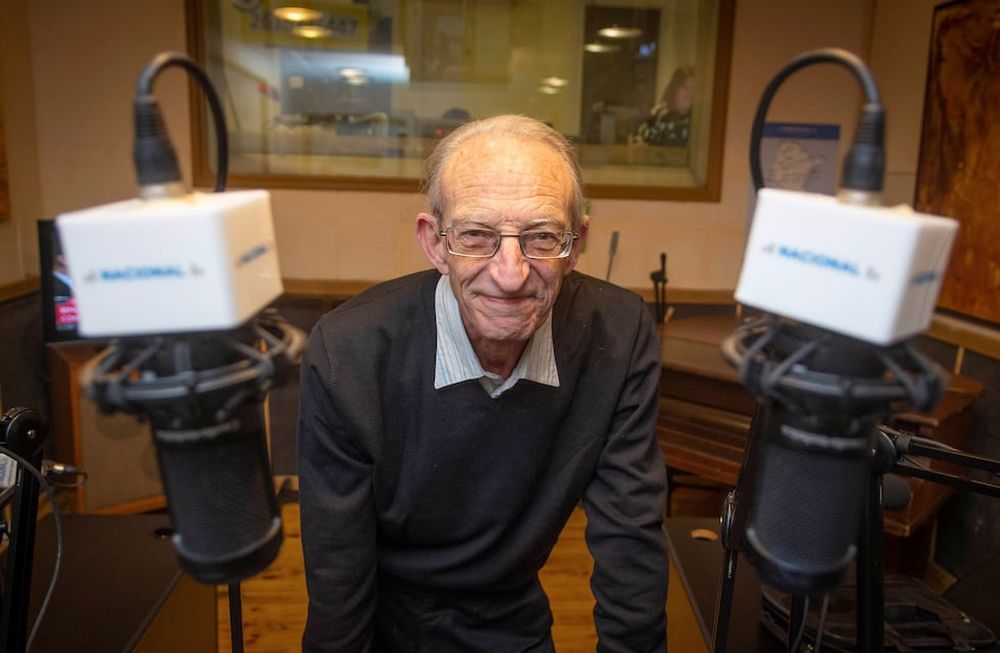 Salvador Rincón, el Flaco o el Salva (como lo llamaban quienes lo conocían) falleció este fin de semana. En la década del 60 comenzó a poner música en clubes y luego en boliches, y fue el primer DJ mendocino. Además, musicalizó en 6 radios mendocinas. Foto: Ignacio Blanco / Los Andes