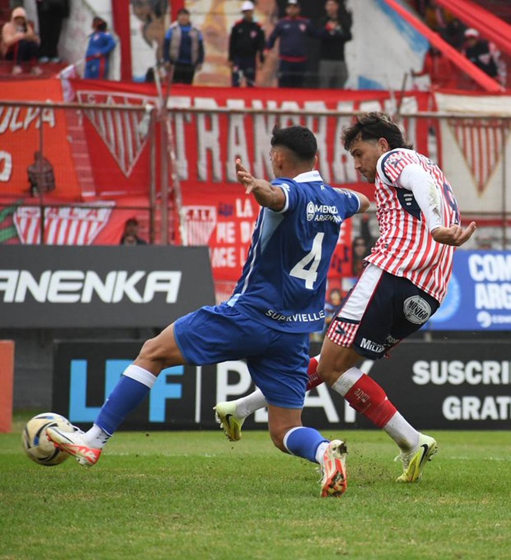 El defensor tombino Lucas Arce no logró anticipar al delantero mendocino Mauricio Asenjo, quien definió con un remate cruzado para convertir el único gol del partido y darle la victoria a Los Andes frente al Tomba.