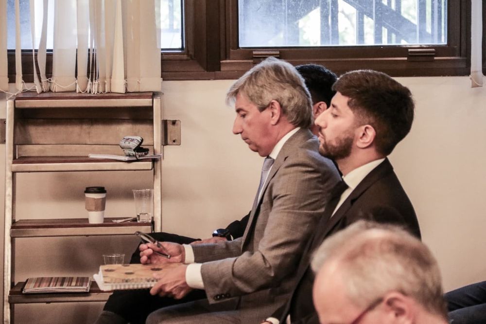 Nahuel Bento, al lado de su padre Walter Bento, en la audiencia del juicio por corrupción. 