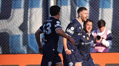 El festejo de Independiente Rivadavia tras el gol de Luciano Gómez. Leonel Bucca abraza al defensor luego de convertir el penal que le dio el triunfo a la Lepra ante Tigre.