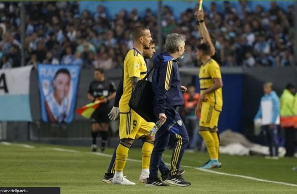 Darío Benedetto y Nicolás Valentini salieron lesionados a pocos días de la final de la Copa Libertadores.