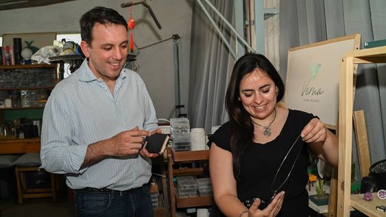 García Zalazar junto a Antonella Blottay un emprendimiento de Godoy Cruz, premiado a nivel nacional por su impronta sustentable. Foto: Prensa Godoy Cruz