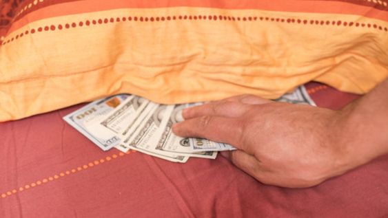 Este ritual con billetes también ayuda a reforzar la confianza en uno mismo y abrir la puerta a oportunidades financieras.